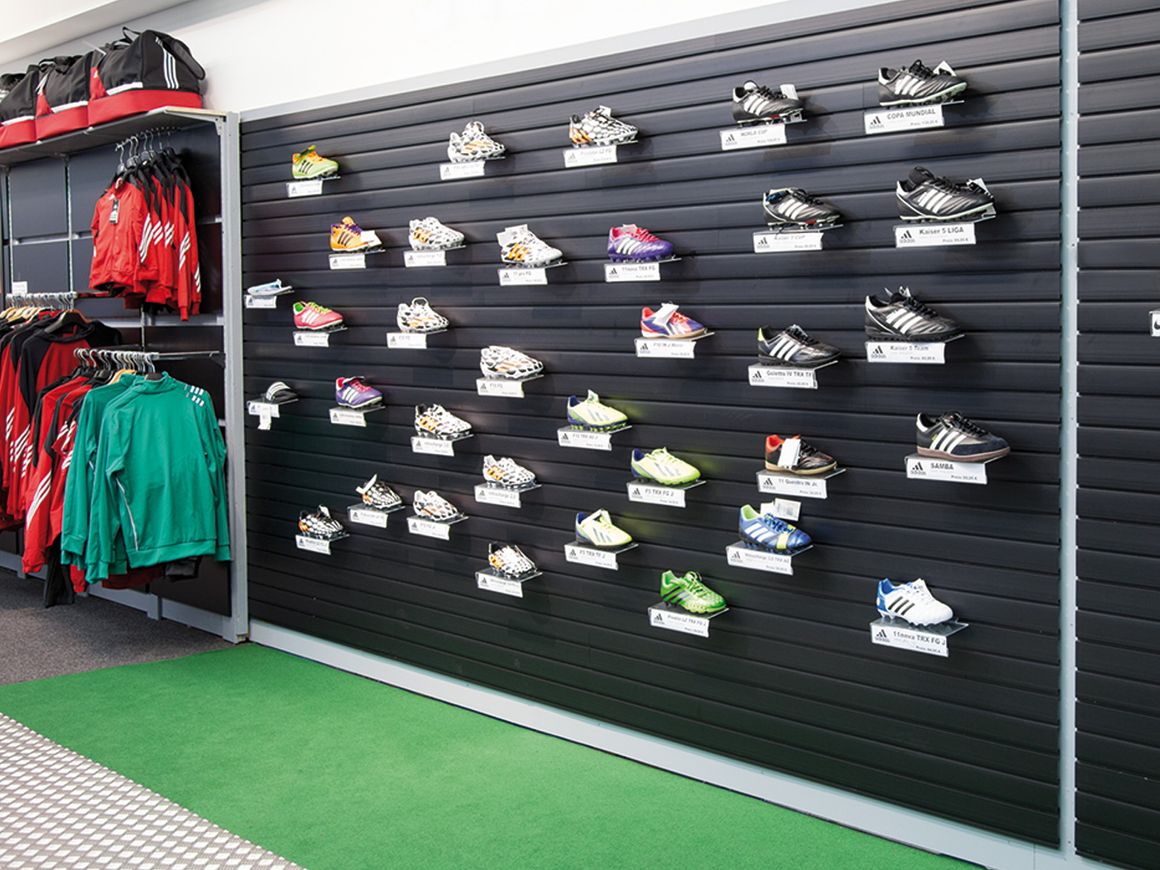 Lamellenwand für Schuhe im Sportfachhandel