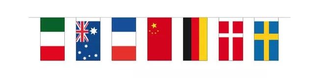 Fahnenkette mit den Flaggen mehrerer Staaten
