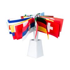 Recipiente in cartone con 24 bandiere dei partecipanti agli europei