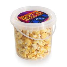 Secchiello contenente popcorn dolce o batuffoli di zucchero filato