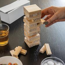 Дженга игра за баланс с дървени кубчета