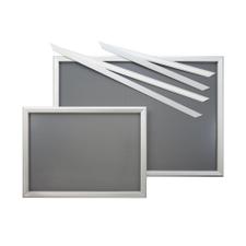 Systém okenních rámů „Feko”, stříbrně eloxovaných se zkosenými rohy