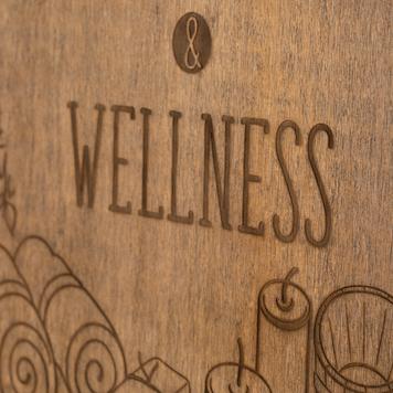 Holzschild Madera “Sauna & Wellness“